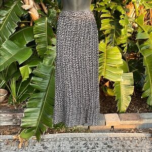 Leopard print pleated maxi skirt